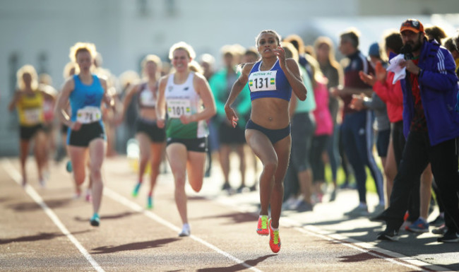 nadia-power-on-her-way-to-winning-the-800m