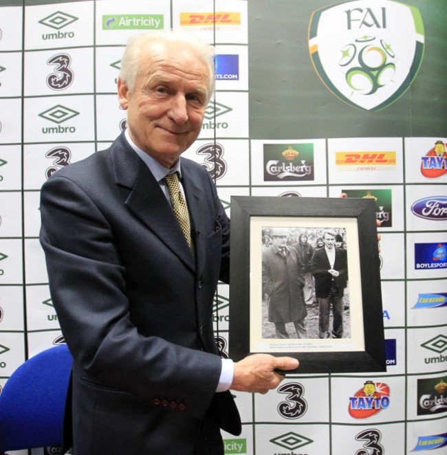 giovanni-trapattoni-is-presented-with-a-photograph
