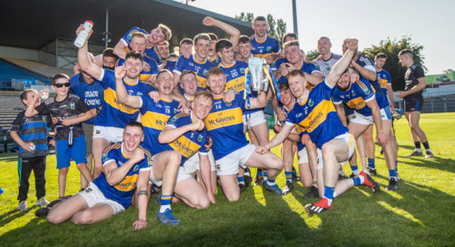 kiladagan-captan-paul-flynn-celebrates-with-the-trophy-and-his-team