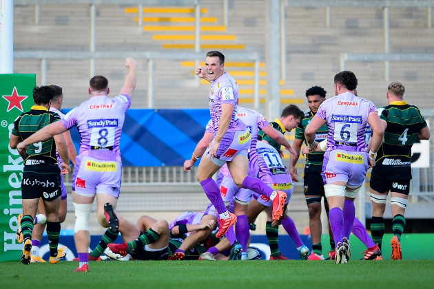 sam-simmonds-and-joe-simmonds-celebrate-as-exeter-score-another-try