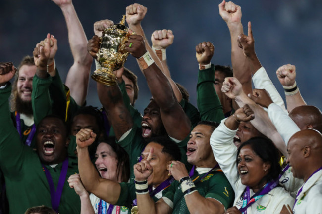 south-africas-captain-siya-kolisi-holds-up-the-webb-ellis-trophy