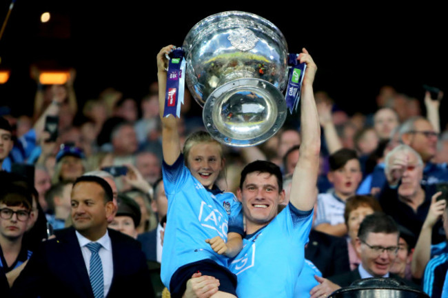 diarmuid-connolly-lifts-the-sam-maguire