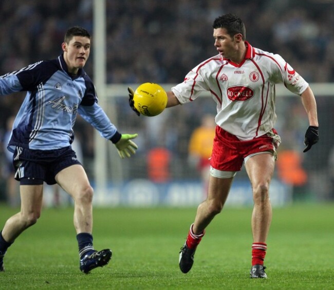 diarmuid-connolly-chases-sean-cavanagh