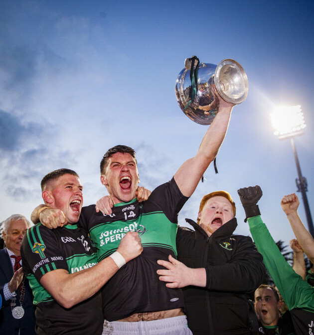 barry-odriscoll-lifts-the-trophy