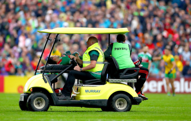 jason-doherty-leaves-the-field-injured