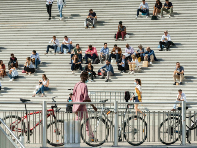 france-risks-new-lockdowns-paris