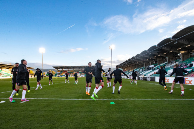 dundalk-players-warm-up-before-the-game