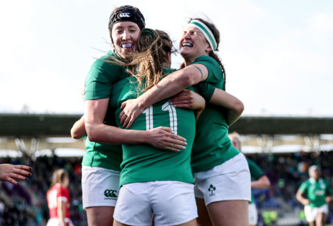 beibhinn-parsons-celebrates-scoring-the-opening-try-with-aoife-mcdermott-and-anna-caplice