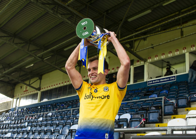enda-smith-lifts-the-trophy