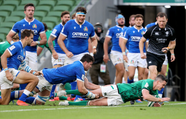 johnny-sexton-scores-a-try-despite-sebastian-negri