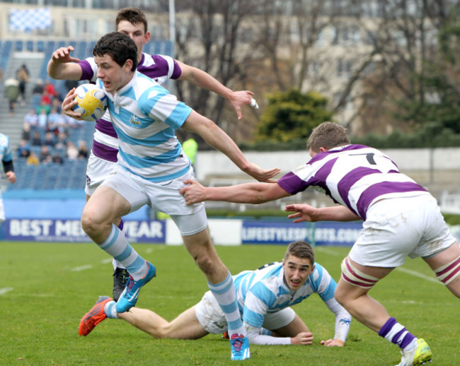 hugo-keenan-on-his-way-to-scoring-a-try