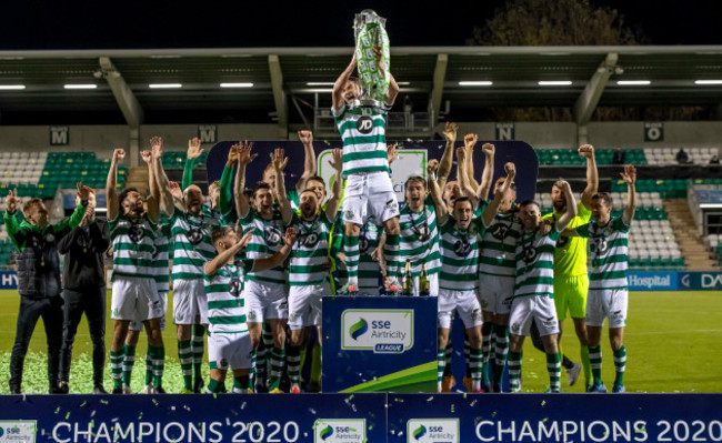 ronan-finn-lifts-the-sse-airtricity-league-premier-division-trophy