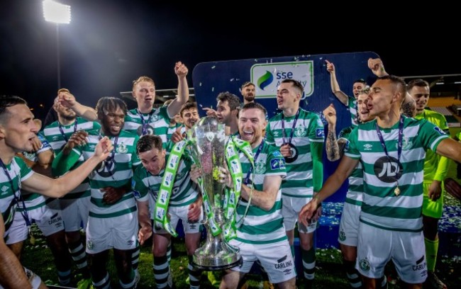 jack-byrne-lifts-the-sse-airtricity-league-premier-division-trophy