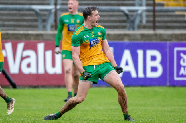 hugh-mcfadden-celebrates-the-final-whistle-1112020