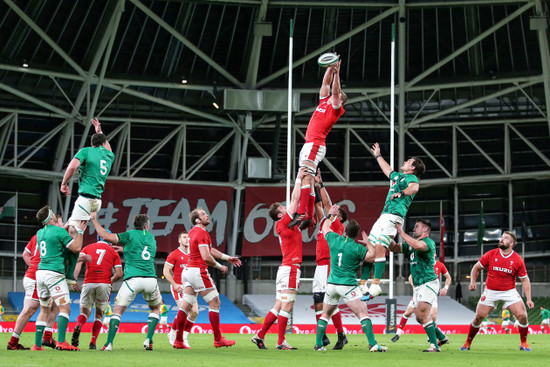 shane-lewis-hughes-wins-a-line-out