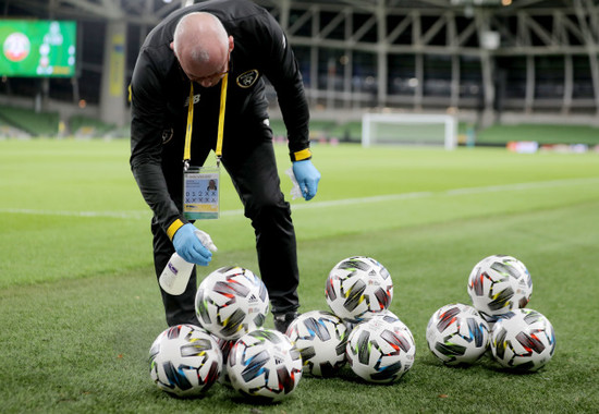 ciaran-heffernan-cleans-balls-before-the-game