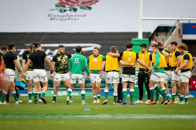 the-ireland-team-huddle-during-the-warm-up