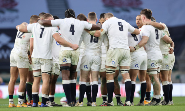 england-team-huddle