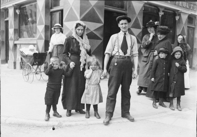 4. vtls000682050 - The Riley family, survivors of the sinking of the Lusitania,