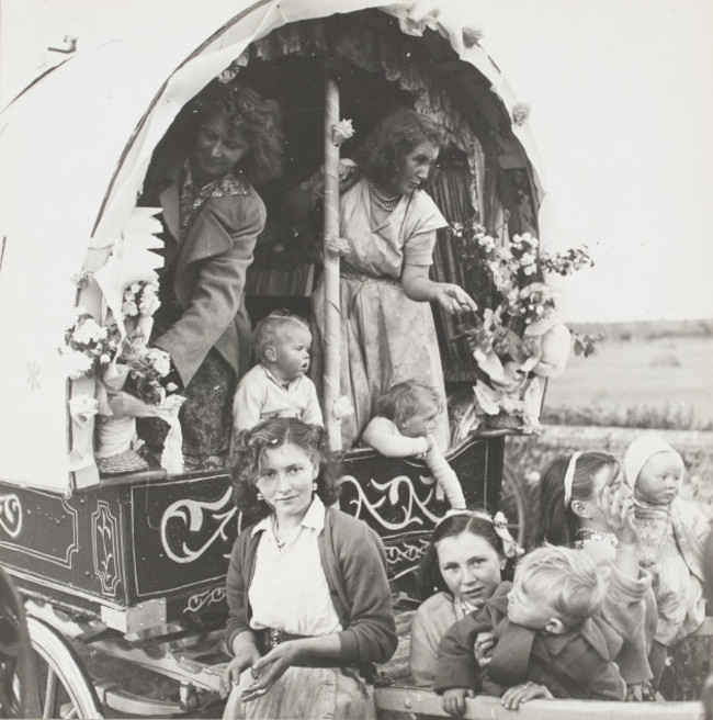 8. vtls000047020 - Women and children preparing for Cahirmee Horse Fair, Buttevant