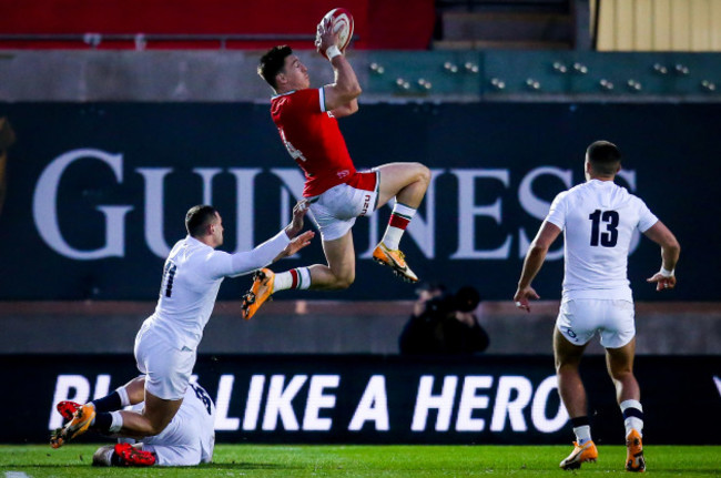 josh-adams-catches-a-high-ball