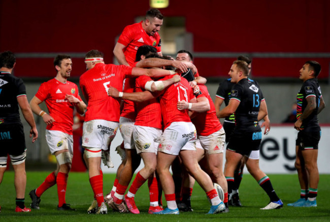 dan-goggin-celebrates-scoring-a-try-with-his-teammates