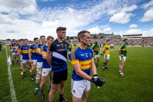 peter-acheson-repares-to-lead-the-team-during-the-pre-match-parade