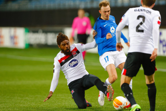 nathan-oduwa-tackles-fredrik-aursnes