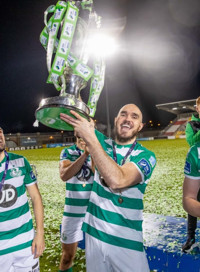shamrock-rovers-joey-obrien-lifts-the-sse-airtricity-league-premier-division-trophy