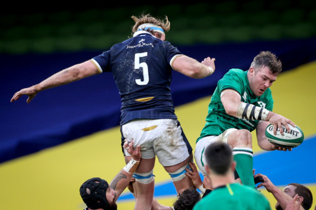 peter-omahony-wins-a-line-out-against-jonny-gray