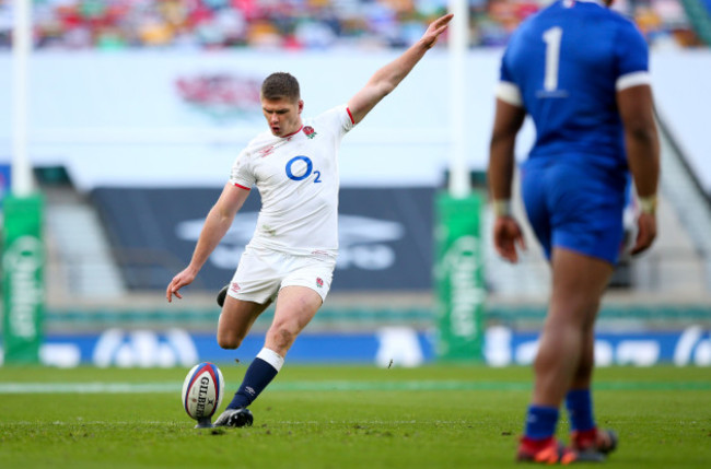 owen-farrell-kicks-a-penalty