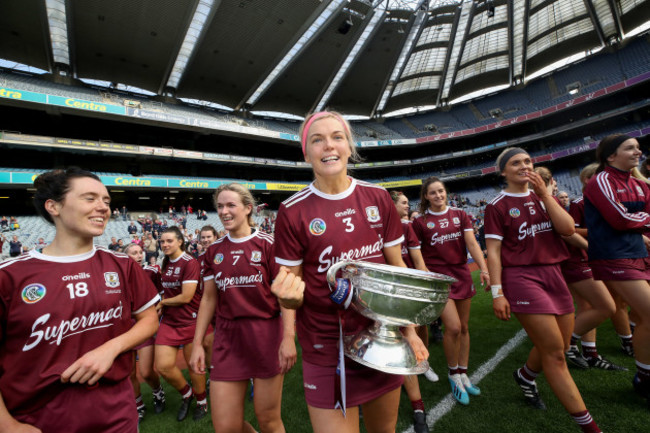 sarah-dervan-celebrates-after-the-game-with-the-oduffy-cup