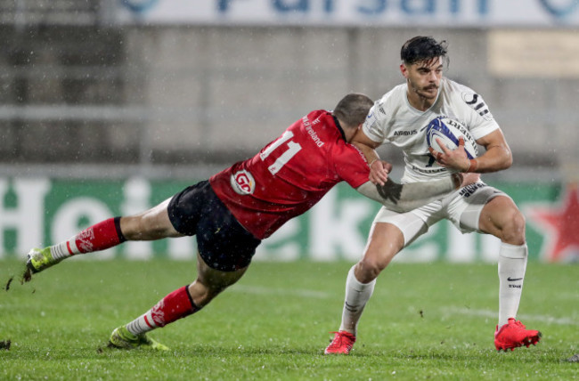 romain-ntamack-comes-up-against-jacob-stockdale