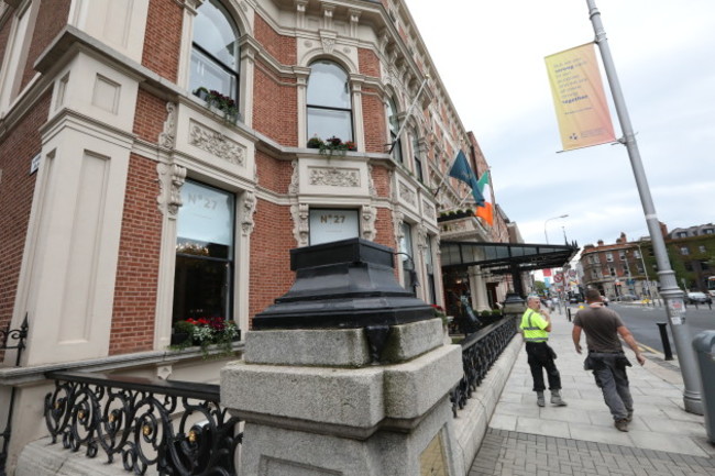 037 Statue removed from Shelbourne Hotel