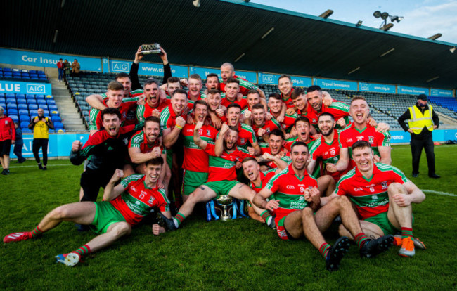 ballymun-kickhams-celebrate-with-the-trophy