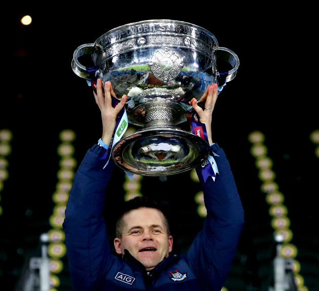 dessie-farrell-lifts-the-sam-maguire