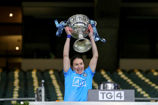 sinead-aherne-lifts-the-trophy