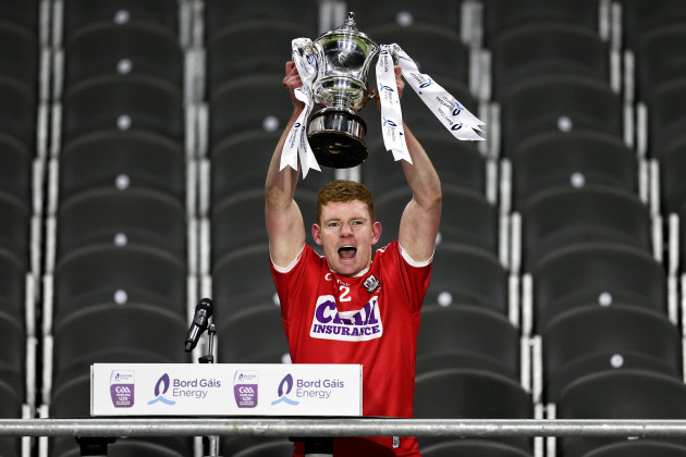 conor-ocallaghan-lifts-the-trophy