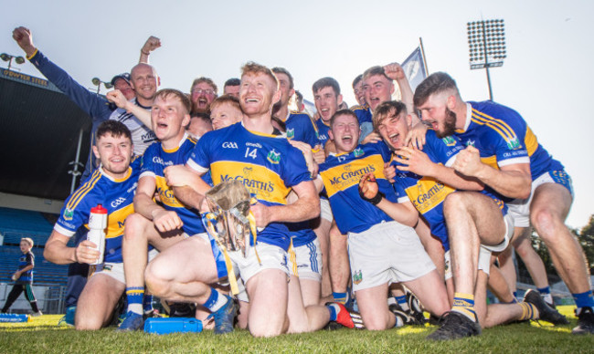 paul-flynn-celebrates-with-the-trophy-and-his-team