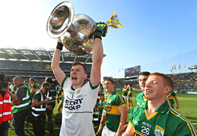 brian-kelly-celebrates-with-the-sam-magurie-cup