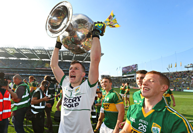 brian-kelly-celebrates-with-the-sam-magurie-cup