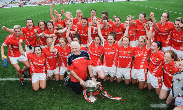 the-cork-team-and-eamonn-ryan-with-the-cup-after-the-game