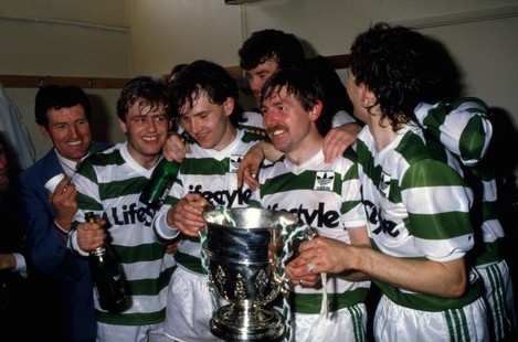 harry-kenny-paul-doolin-peter-eccles-pat-byrne-and-john-coady-with-the-cup-in-the-dressing-room