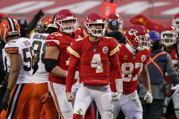 NFL champions Chiefs overcome Mahomes injury to advance ...