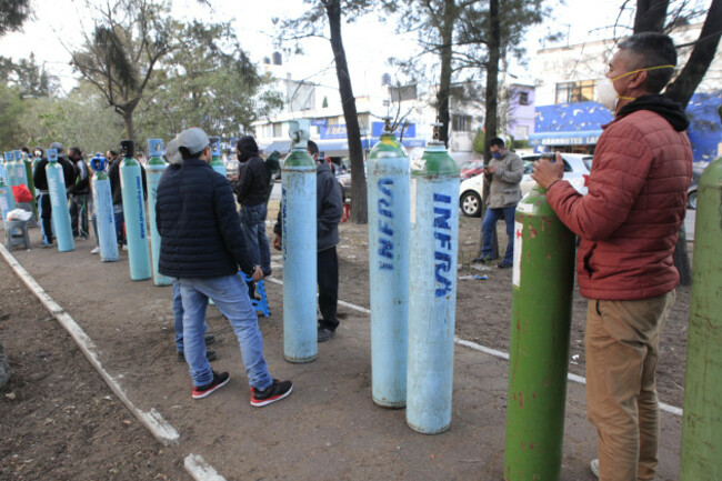 mexico-persons-lines-to-acquire-oxygen-tanks-due-to-increase-in-cases