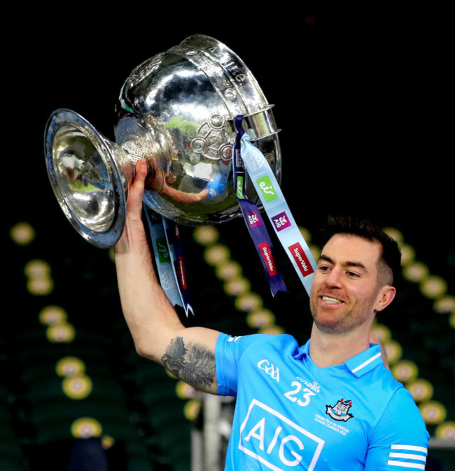 michael-darragh-macauley-lifts-the-sam-maguire