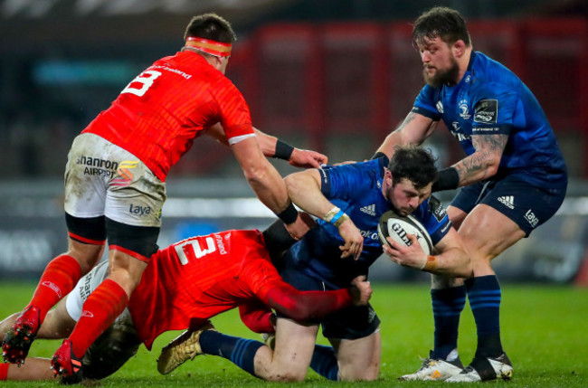 robbie-henshaw-is-tackled-by-damian-de-allende