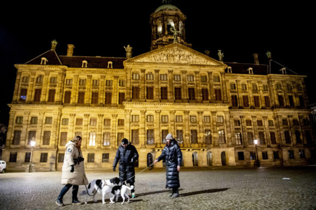 deserted-streets-in-amsterdam-during-curfew