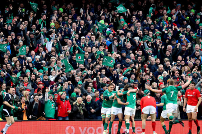 jacob-stockdale-celebrates-scoring-his-second-try-with-teammates