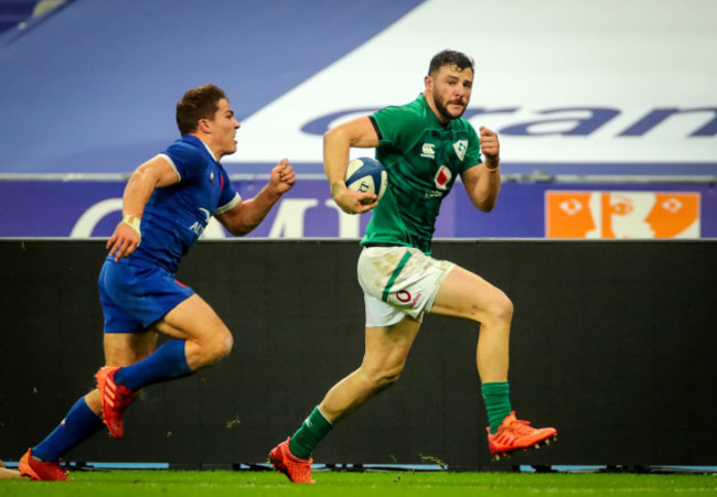 robbie-henshaw-scores-a-try-despite-antoine-dupont